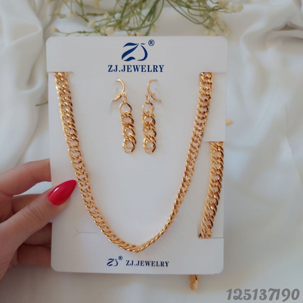 سرویس کارتیر طرح طلاگردنیدستبندگوشوارهجنس Zjنیاز به مراقبت 2