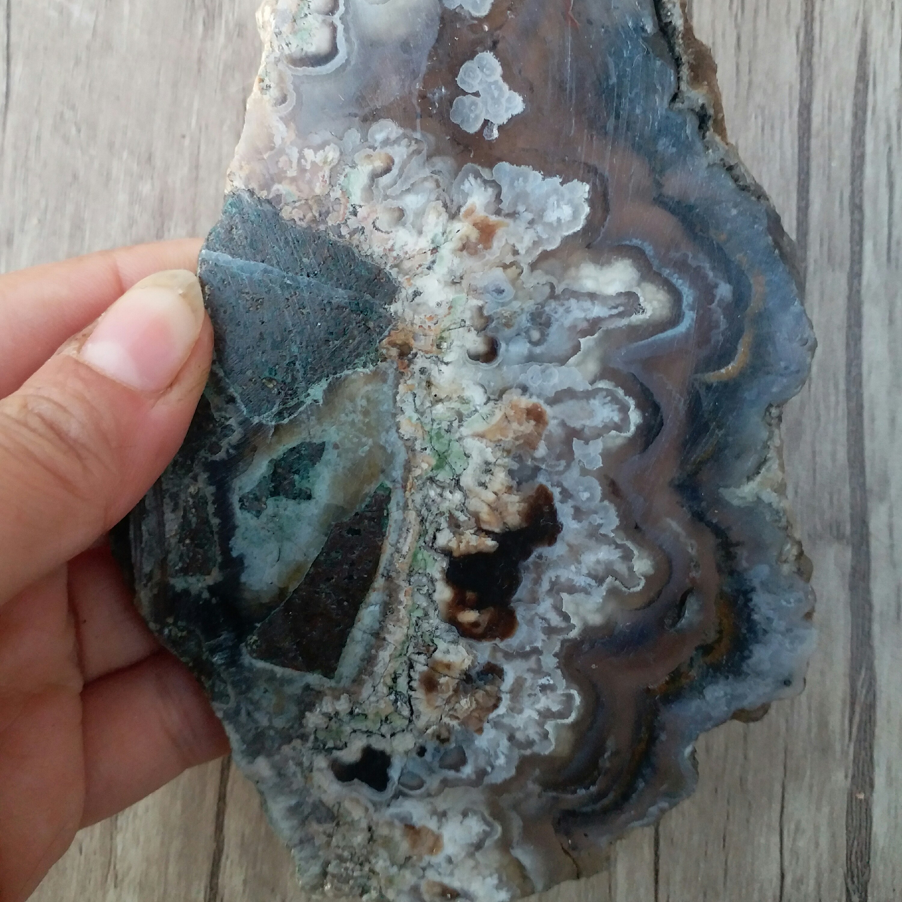 اسلایس عقیق شجر  اصل با درختان واضح و کشیده مناسب دکور و یا ساخت نگین معدنی و اصل با رنگ طبیعی و خواص بسیار طول 14 سانت 