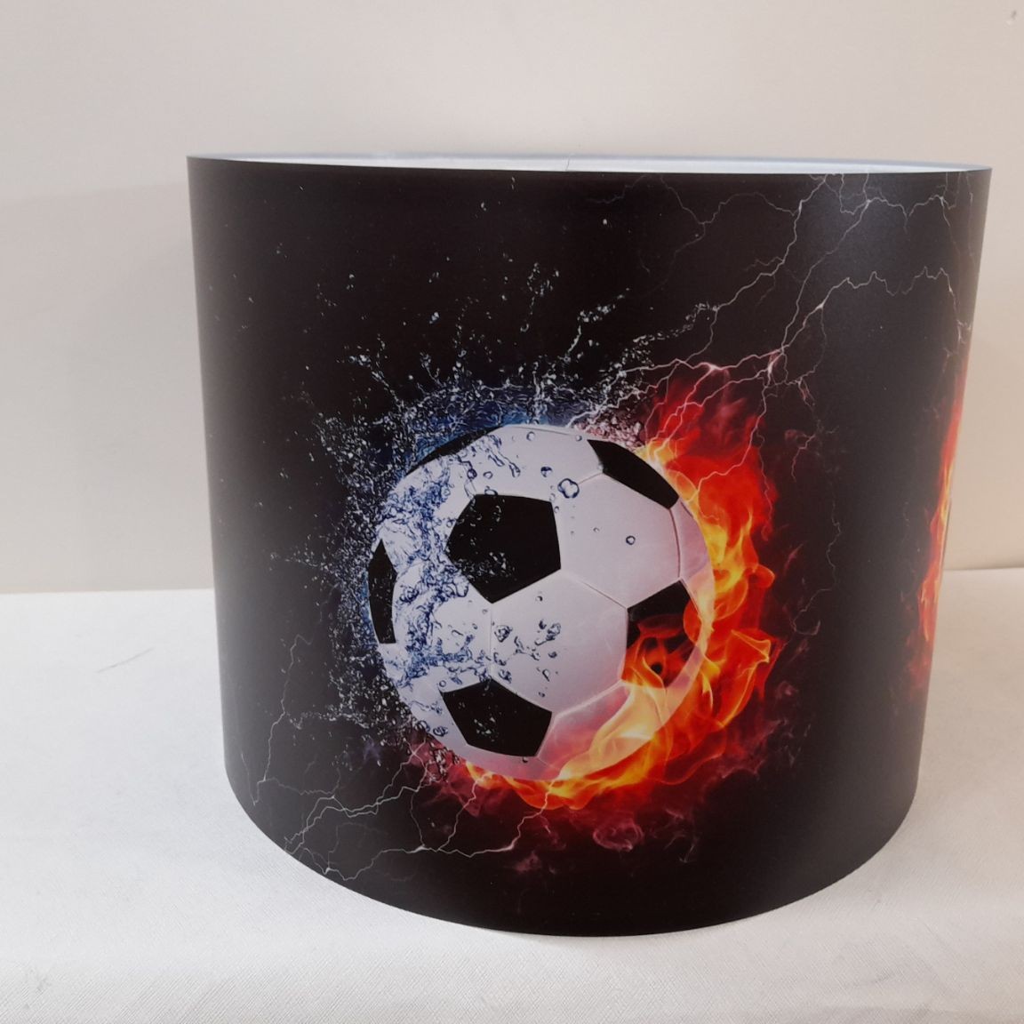 لوستر  آویز جذاب  توپ فوتبالی مناسب فوتبال دوستها