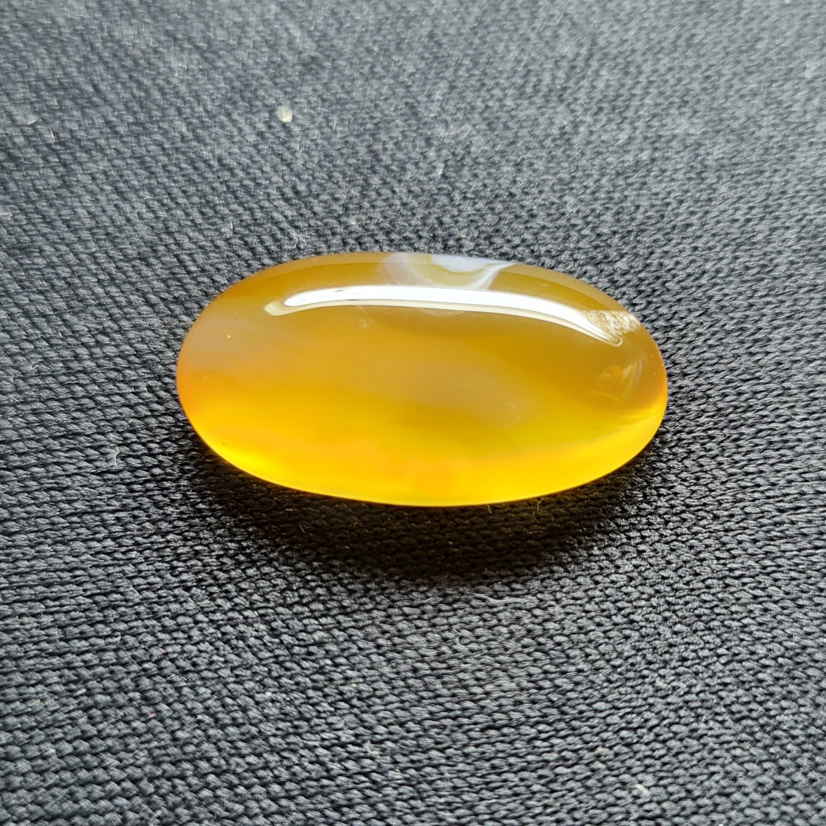 نگین عقیق زرد. مشخصات. طول 2سانتی متر. عرض 1 سانتی متر. ارتفاع 0.45 سانتی متر.