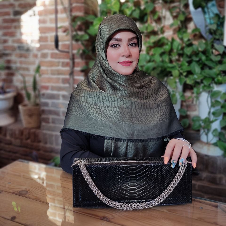 روسری نخ ابریشم ژاکارد دورو لمه دار وارداتی طرح پوست ماری رنگ زیتونی (ارسال رایگان)