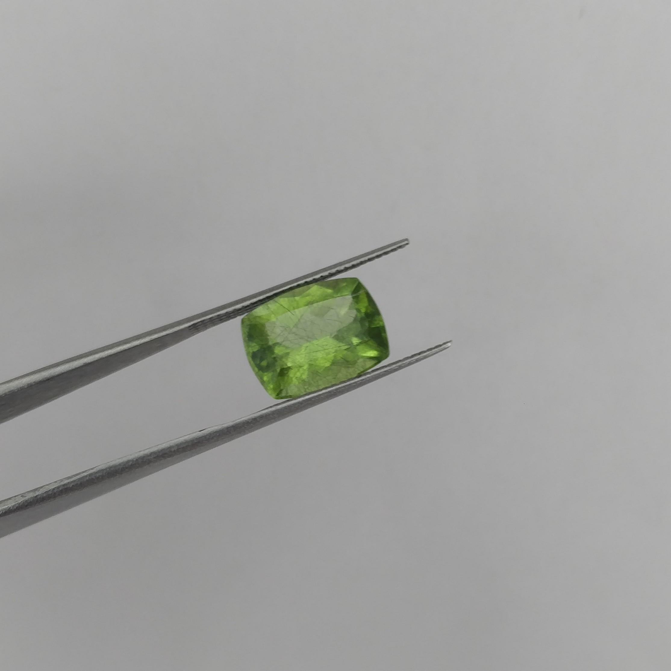 زبرجد طبیعی 3.6 قیراطی روتیل دار(مویی)کمیاب گوهری از معادن پاکستان