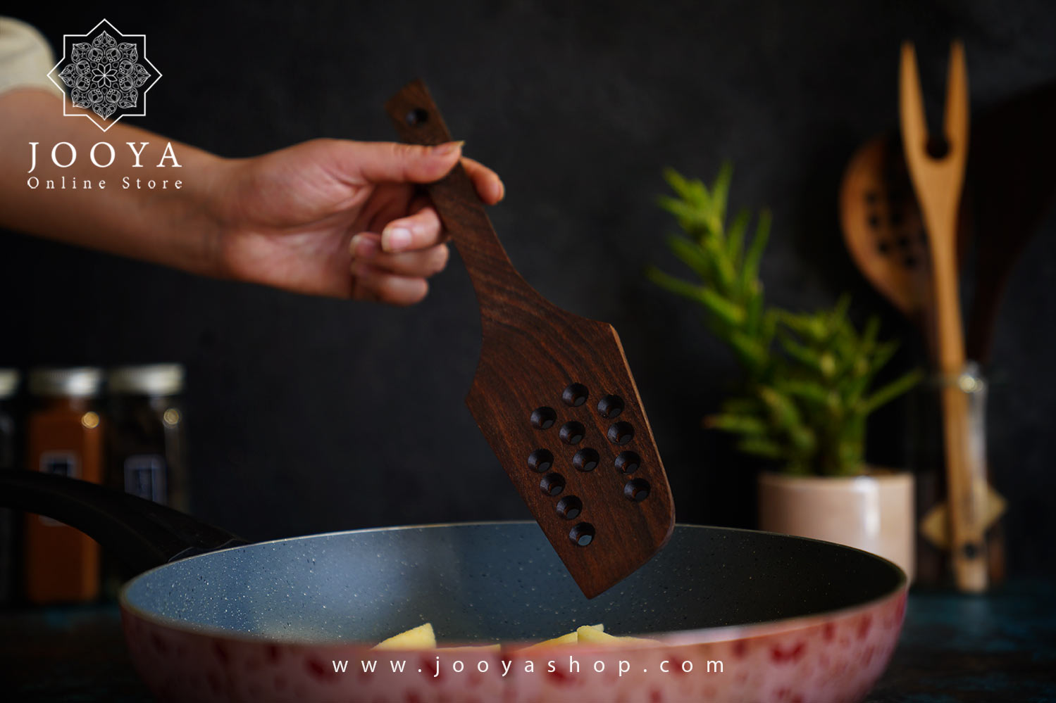قاشق سوراخ دار با چوب گردو مدل2