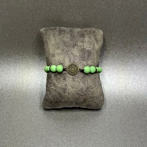 دستبند مدل آسانسوری با مهره های سبز و خرج کار برنزی طرح شمسه 