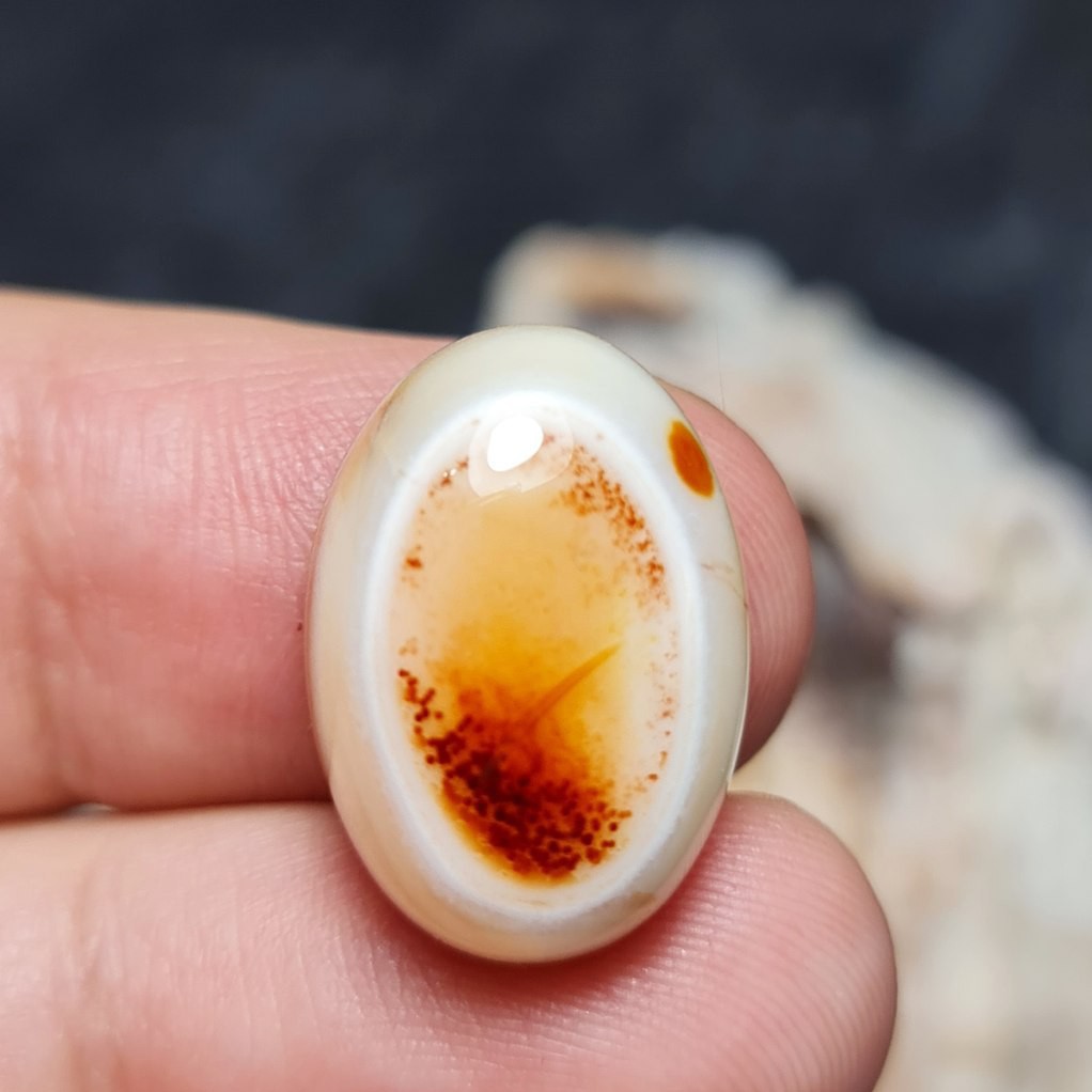  نگین فوق العاده سنگ زیبای عقیق سه پوست بسیار خاص اصل معدنی 
کد  26641