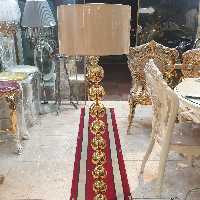 آباژور کنار سالنی تمام گوی طلایی و نقره ای