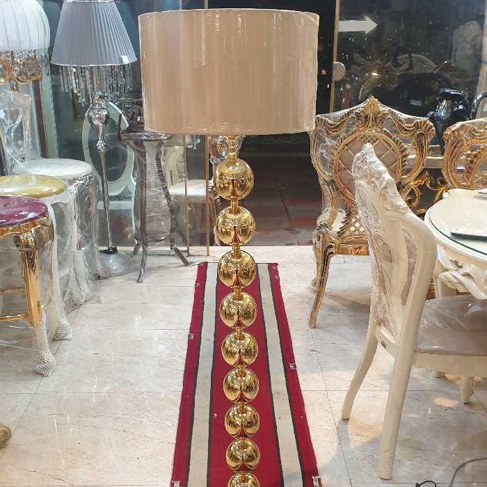 آباژور کنار سالنی تمام گوی طلایی و نقره ای