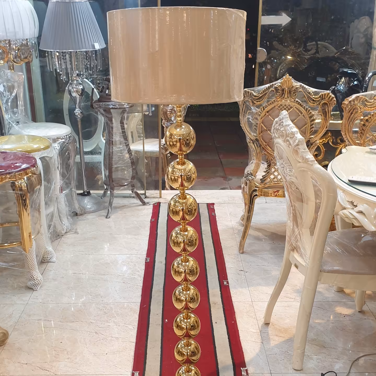 آباژور کنار سالنی تمام گوی طلایی و نقره ای