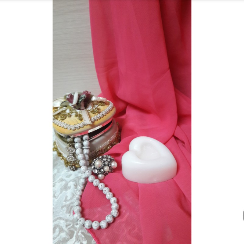 شمع قلب سفید