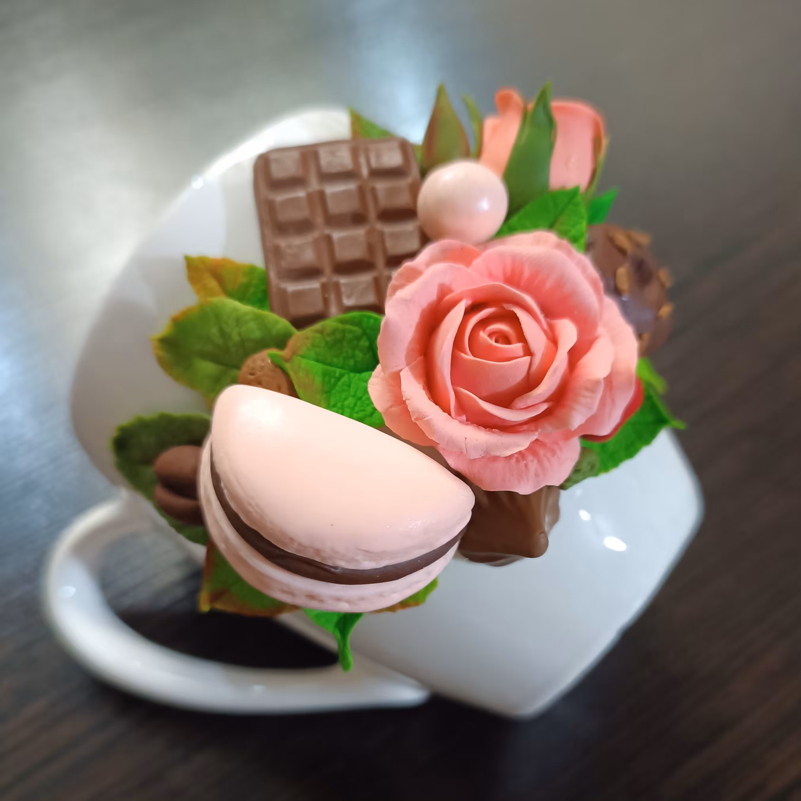 ماگ خمیری مدرن و شیک، طرح دونات و کاکائو و گل رز