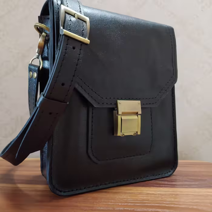 کیف دوشی.. دوخته شده با چرم بزی درجه یک. ابزار و یراق رنگ ثابت. بند چرمی دولایه. استرهای مخمل 