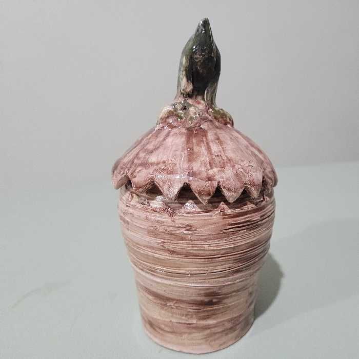 بانکه  سفالی درخشه با طرحی خاص سبک  و رنگ طبیعی  سایز کوچک 