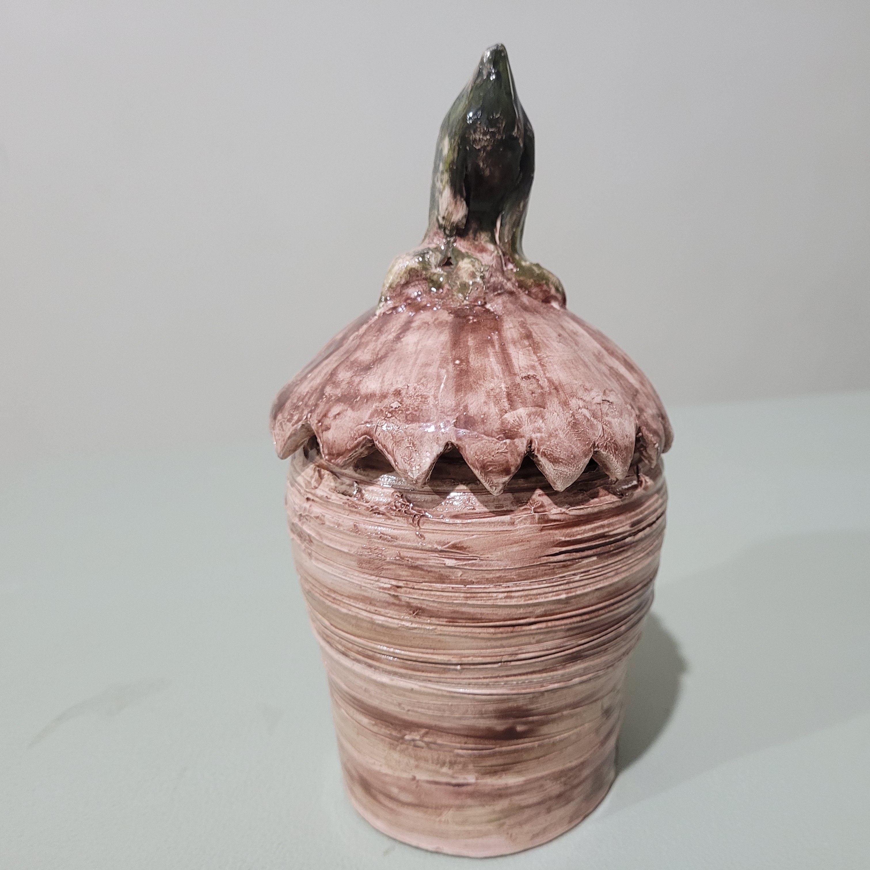 بانکه  سفالی درخشه با طرحی خاص سبک  و رنگ طبیعی  سایز کوچک 