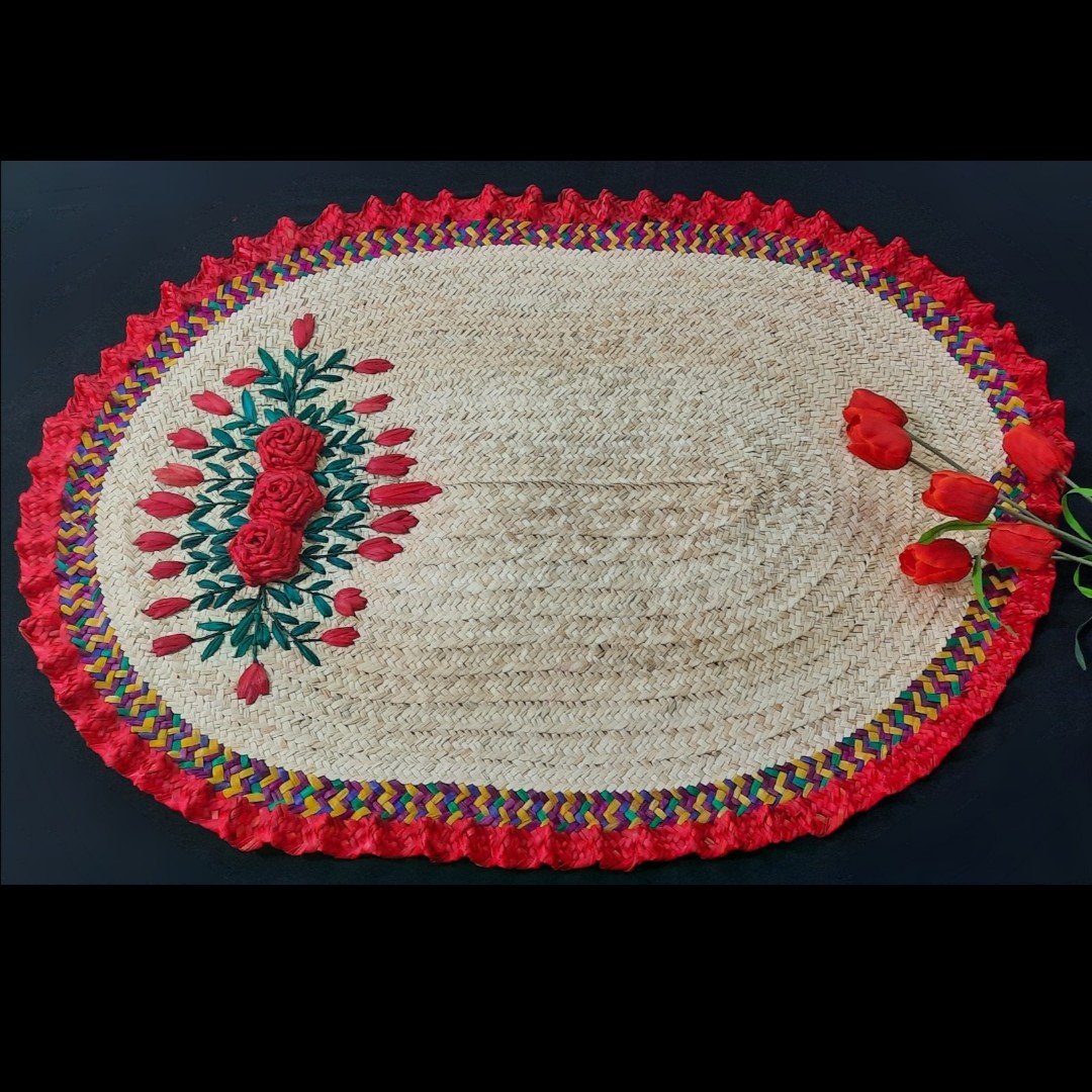 سفره بیضی حصیری ی کار خاص با گلهای حصیری طول کار120 سانت بافت حاشیه ای دورچین قابل اجرا درسایز دلخواه شما (پس کرایه)