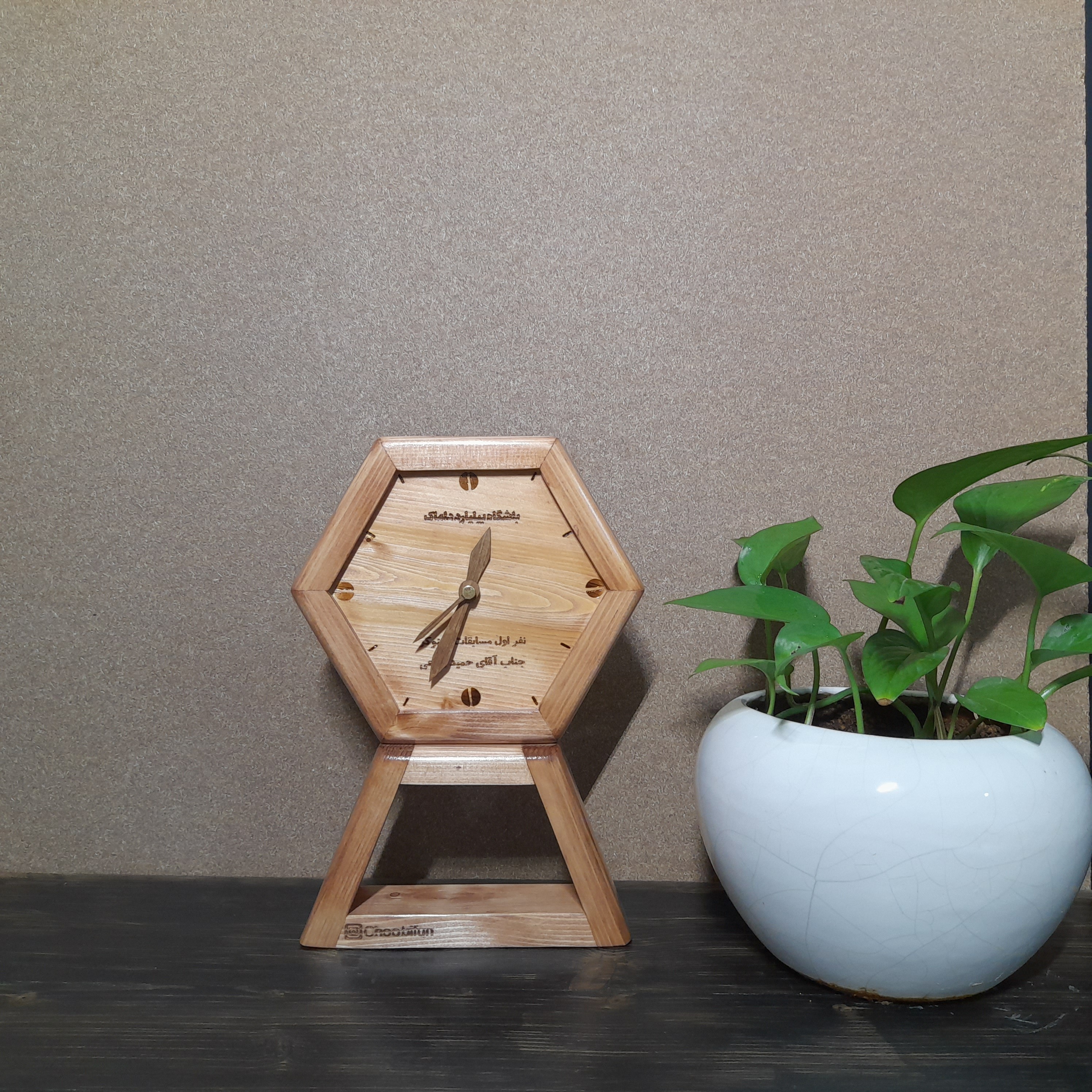 ساعت رومیزی چوبی با موتور روانگرد (بی صدا ) و عقربه های چوبی  (در رنگ ،طرح و ابعاد متفاوت) 