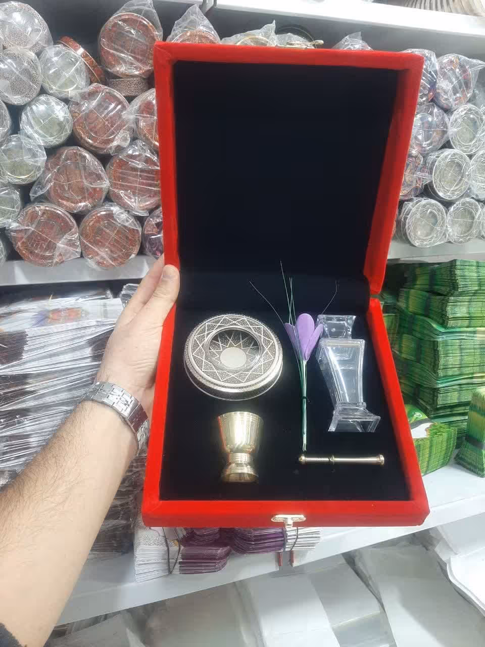 پک هدیه زعفران طرح مخمل با ظرف خاتم  و هاونگ برنجی و گل زعفران