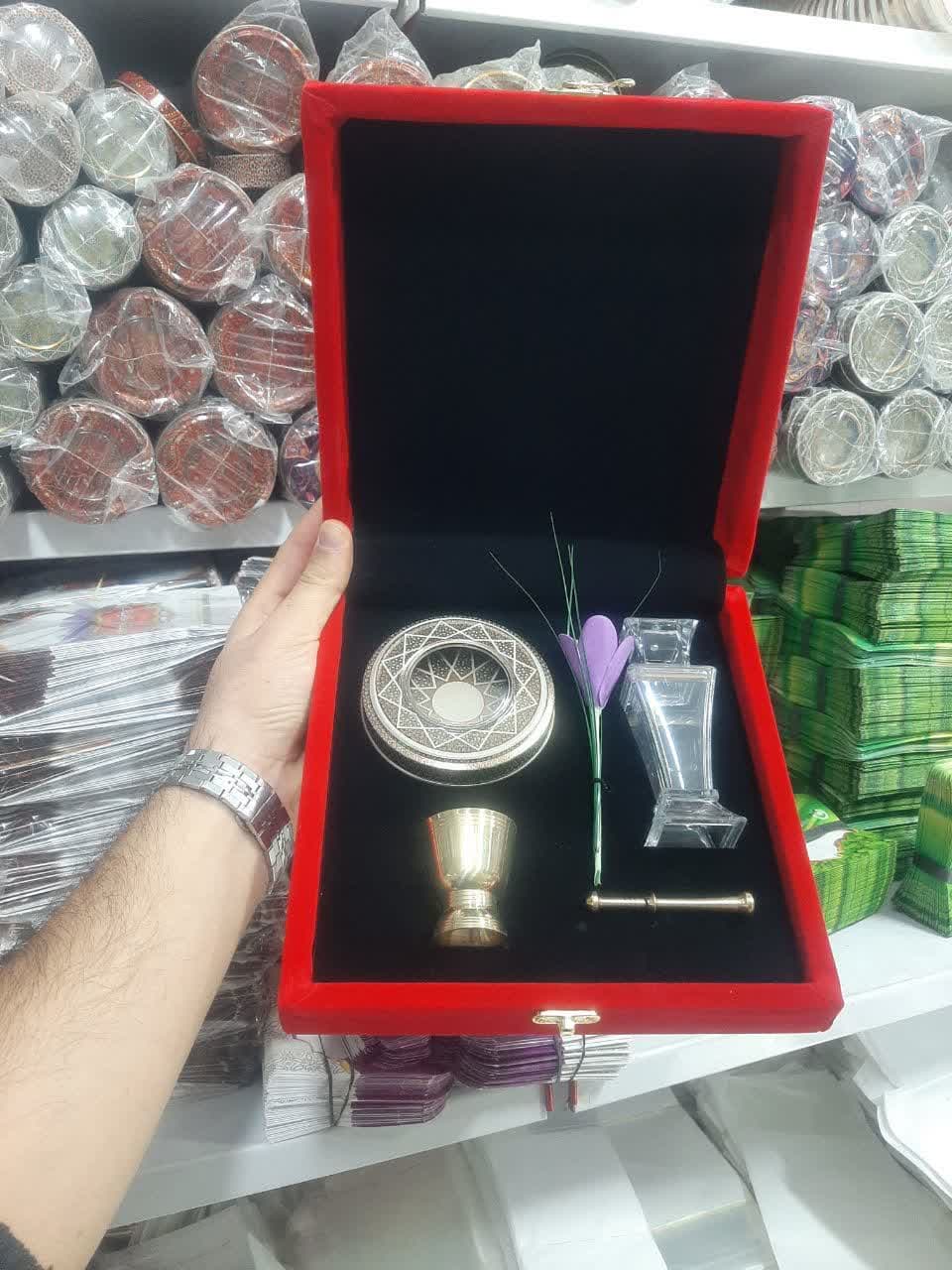 پک هدیه زعفران طرح مخمل با ظرف خاتم  و هاونگ برنجی و گل زعفران