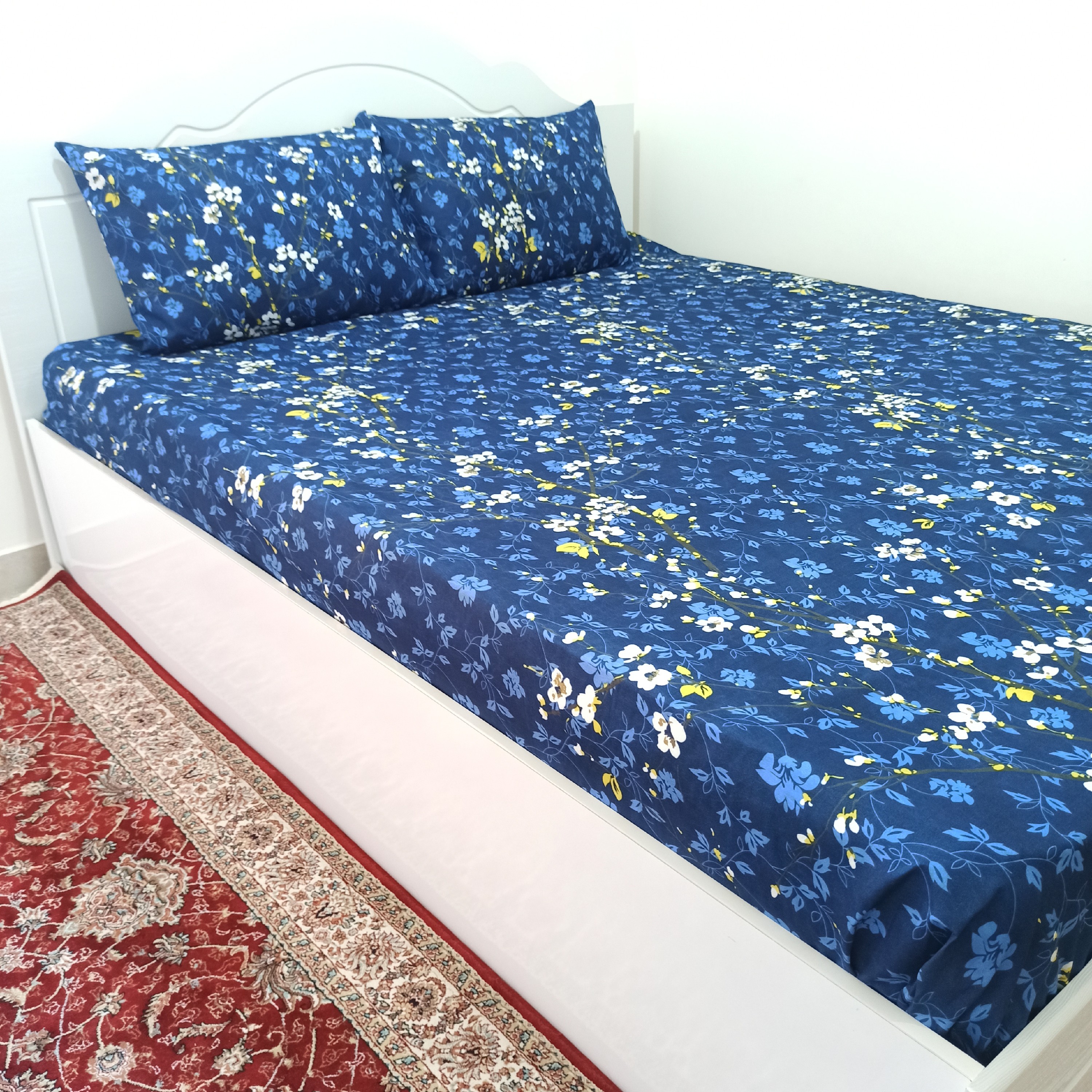 کاور تخت و روبالشتی سه تکه طرح شکوفه سورمه ای 2