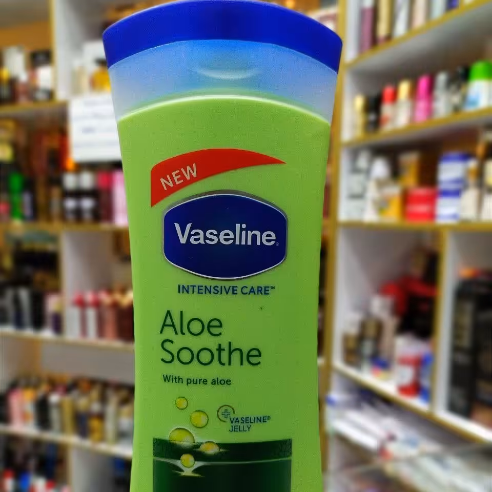 لوسیون بدن وازلین مدل Aloe Soothe مناسب برای انواع پوست 