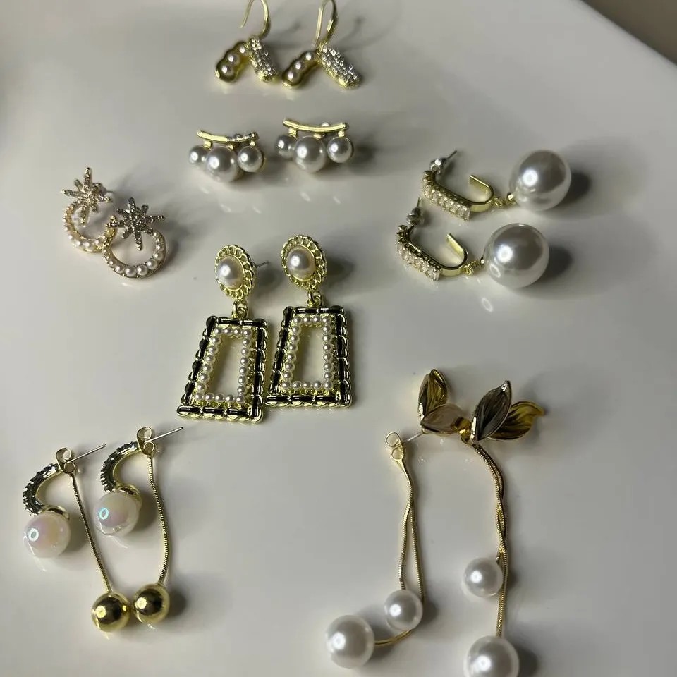گوشواره های مجلسی، با آبکاری طلا، رنگ ثابت ، ضد حساسیت و دارای میخ نقره