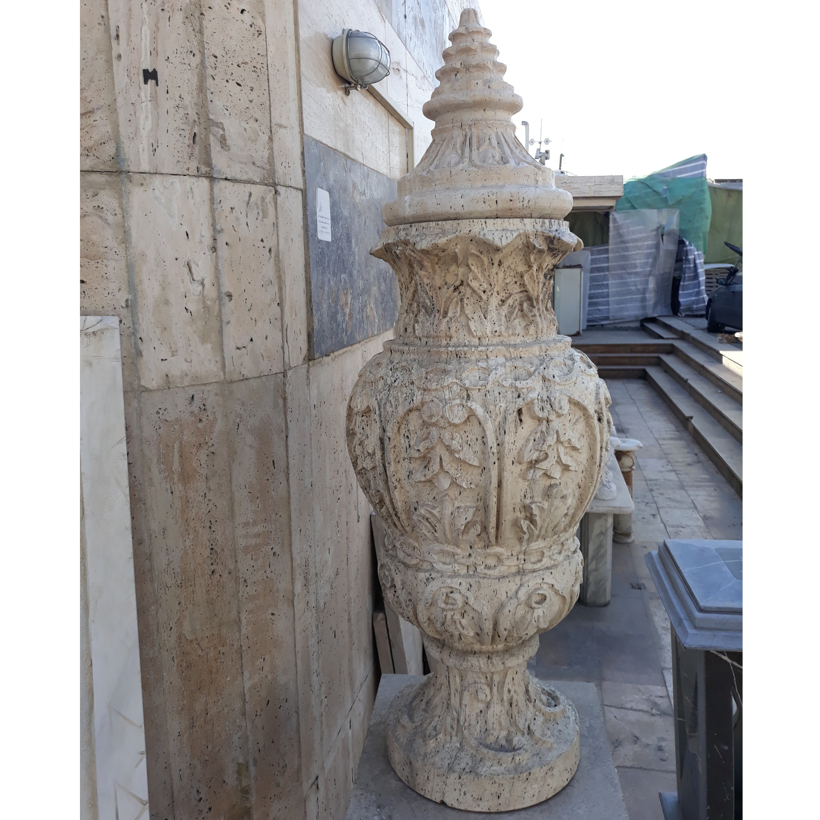گلدان نقش برجسته سنگ طبیعی حکاکی شده سایز بزرگ با درب ( دکوری )