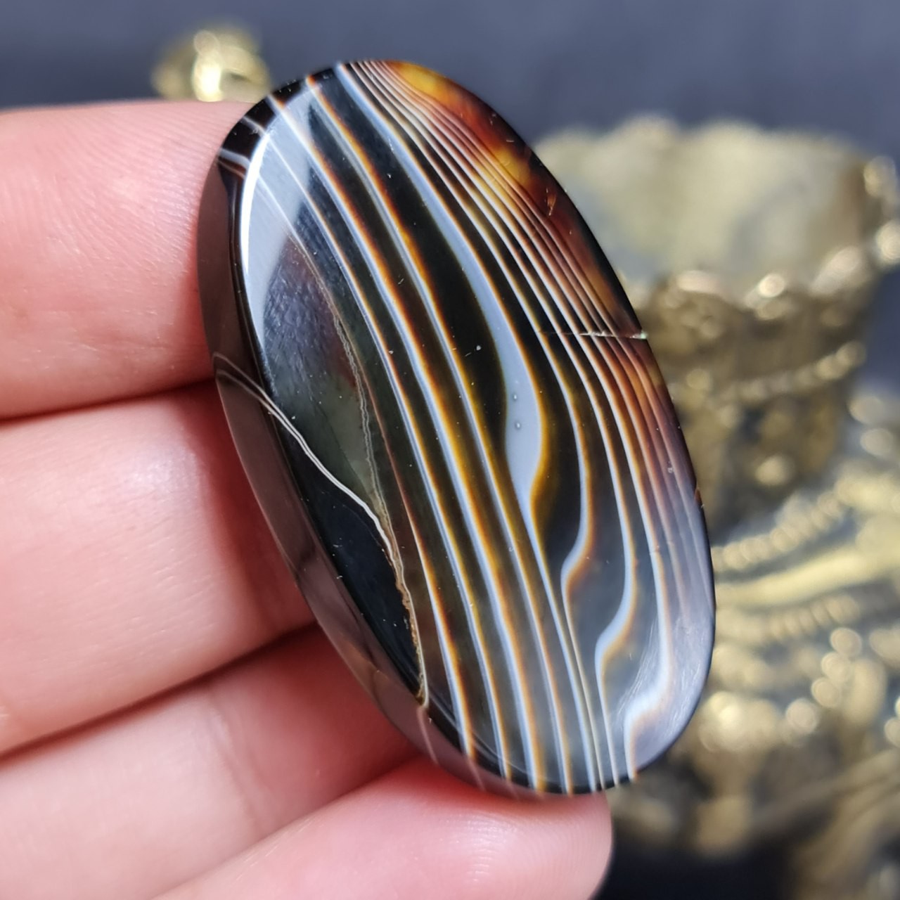  نگین درشت فوق العاده زیبای سنگ عقیق خوش رنگ  سلیمانی بسیار خاص اصل خراسانی  یک ترک طبیعی کوچک دارد 
کد  28470