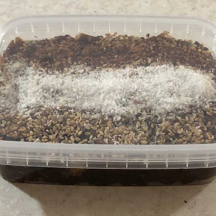 حلوا خرمایی با مغز گردو و تزیین کنجد و نارگیل 300گرمی 