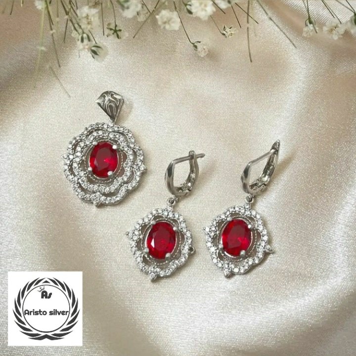نیمست نقره جواهری نگین قرمز بسیار مجلل و زیبا به همراه زنجیر ونیزی با ضخامت متوسط و طول 45cm عیار 915 و آبکاری طلاسفید