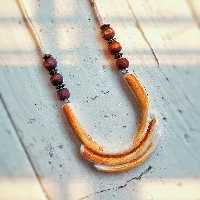  گردن آویز سرامیکی  سه پله، دوبار کوره رفته، قابل شستشو و رنگ ثابت و لعاب داره.تلفیق مکرومه و چوب، همراه جعبه فانتزی 