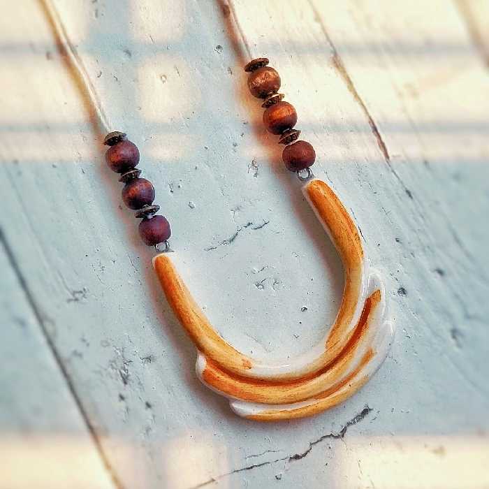  گردن آویز سرامیکی  سه پله، دوبار کوره رفته، قابل شستشو و رنگ ثابت و لعاب داره.تلفیق مکرومه و چوب، همراه جعبه فانتزی 