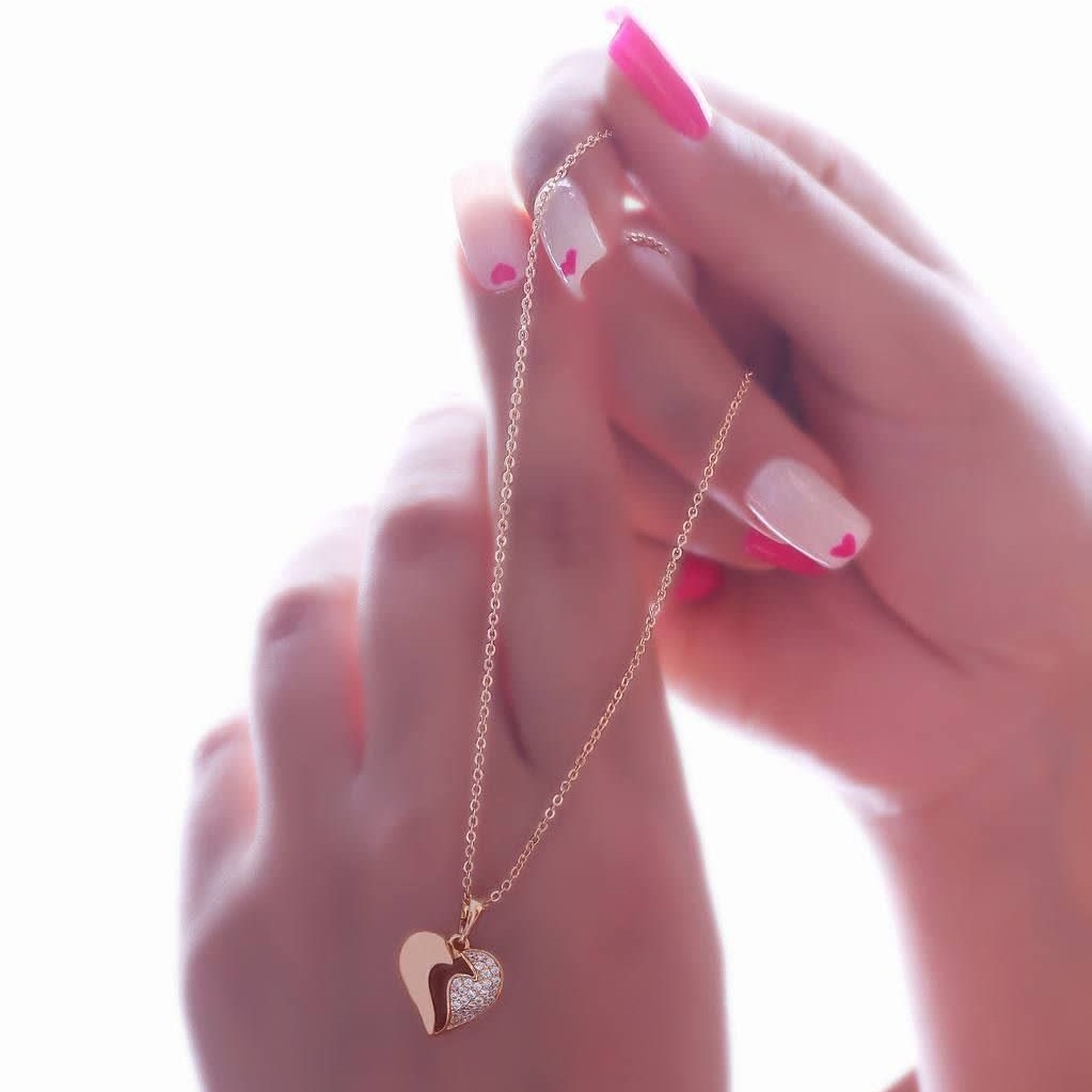 پلاک کد11923 ژوپینگxuping.نگین اتمی.آبکاری طلا.رنگ ثابت.ضدحساسیت.بدون زنجیر 