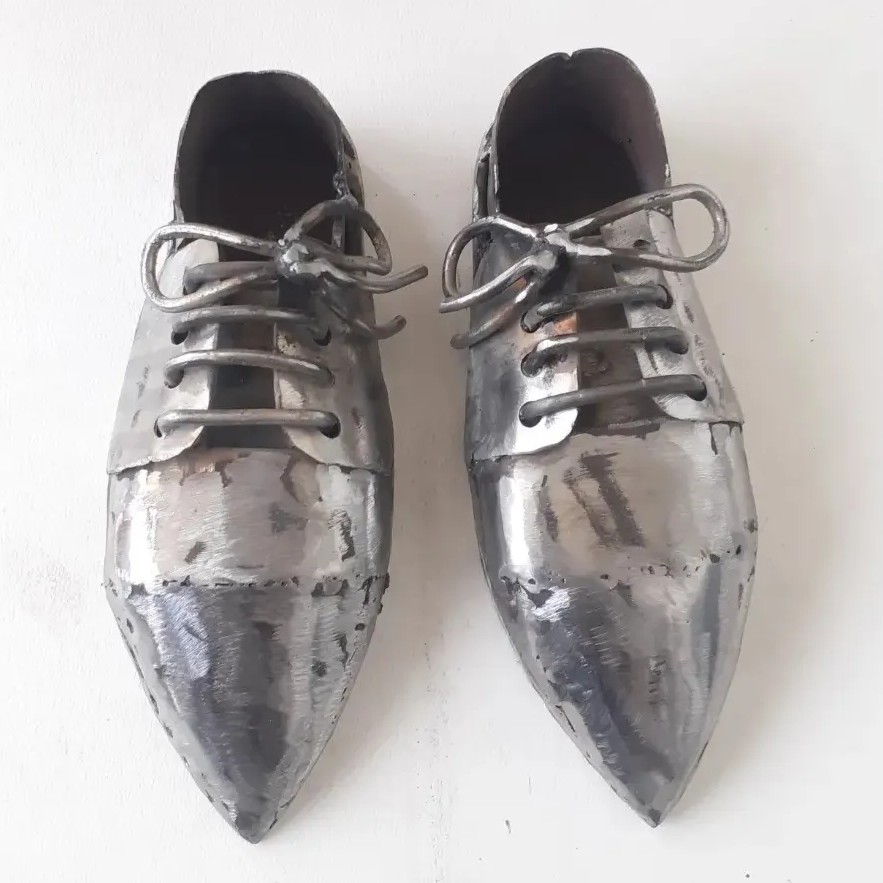 تندیس  کفش فلزی  وزن 1.800   جنس فلز رنگ خود فلز  