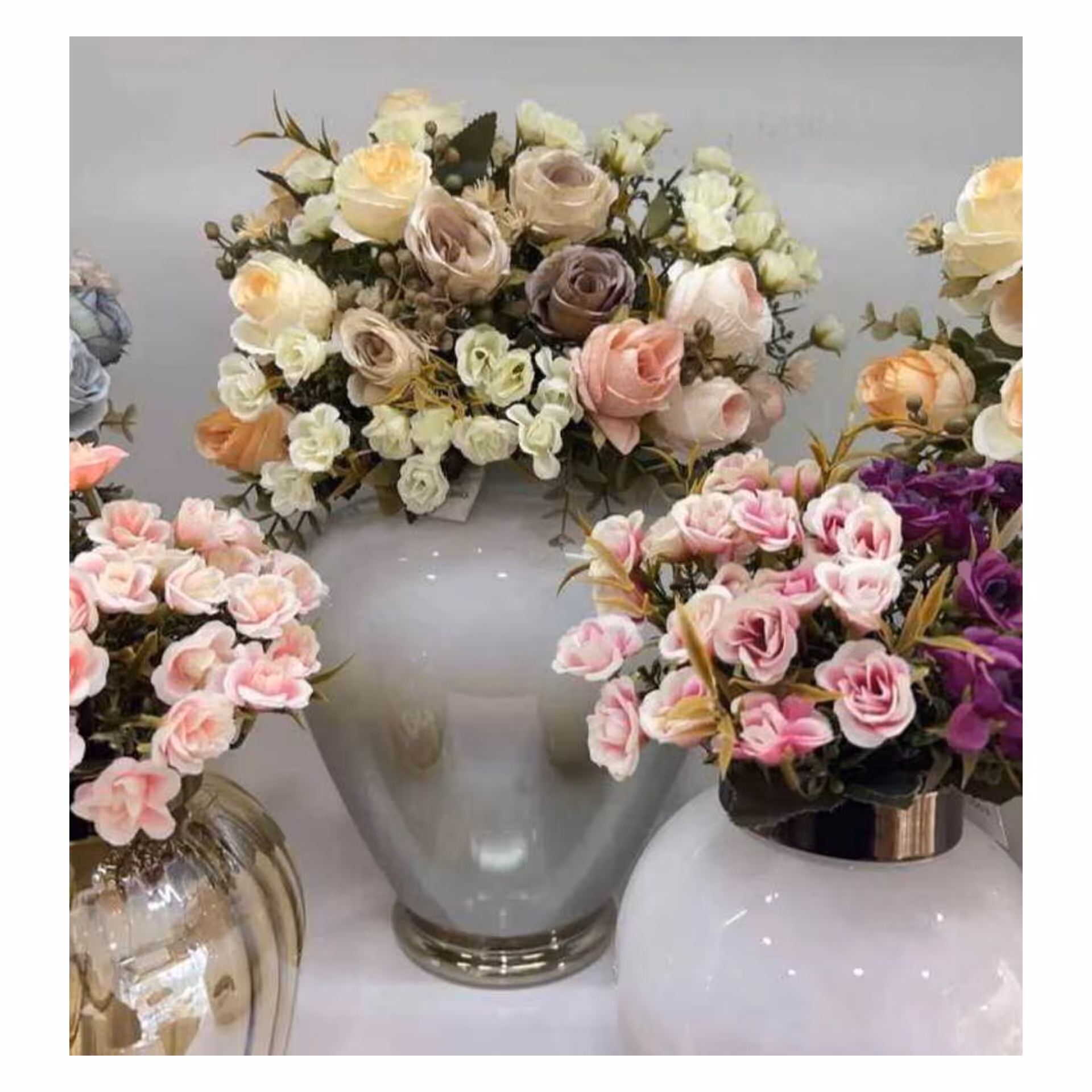 گلدان شیشه ای طرح یاس (دکوری خاص) رنگ سفید موجود می باشد. 