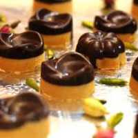 شیرینی برشتوک پیچک وزن 350گرمبسته بندی در ظرف کریستالی