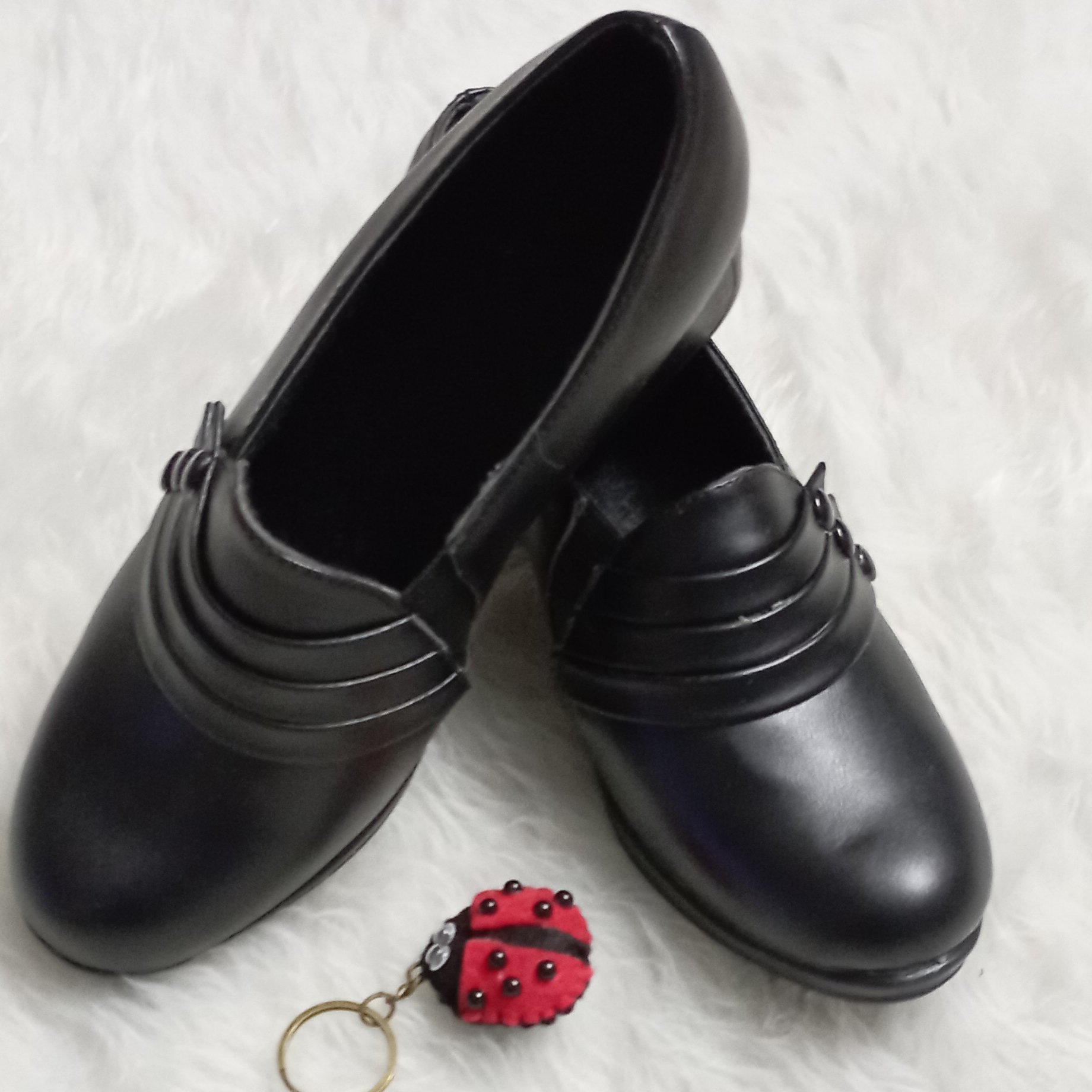 کفش پاشنه دار سه دکمه با ارسال رایگان به همراه هدیه