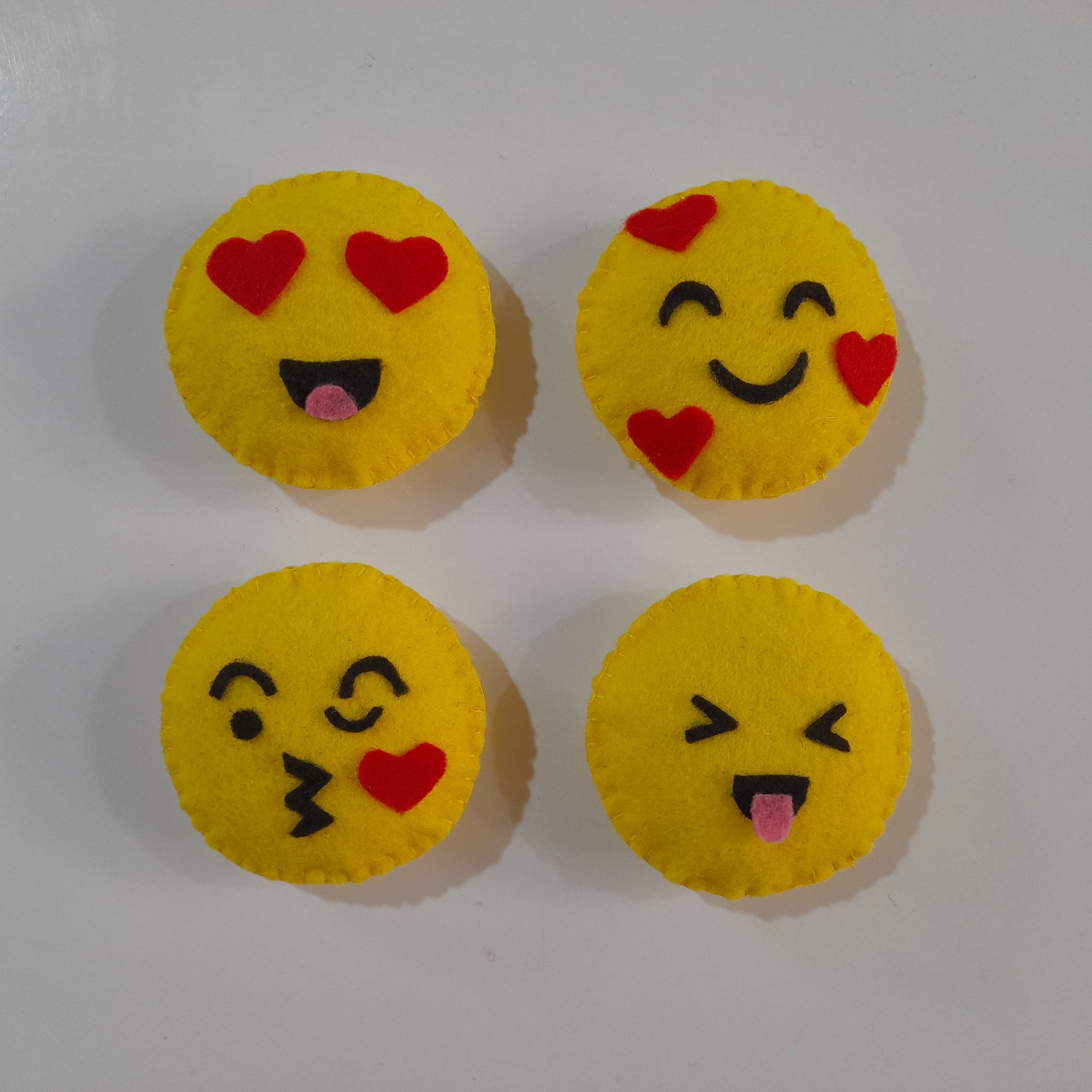 مگنت یخچال نمدی طرح ایموجی