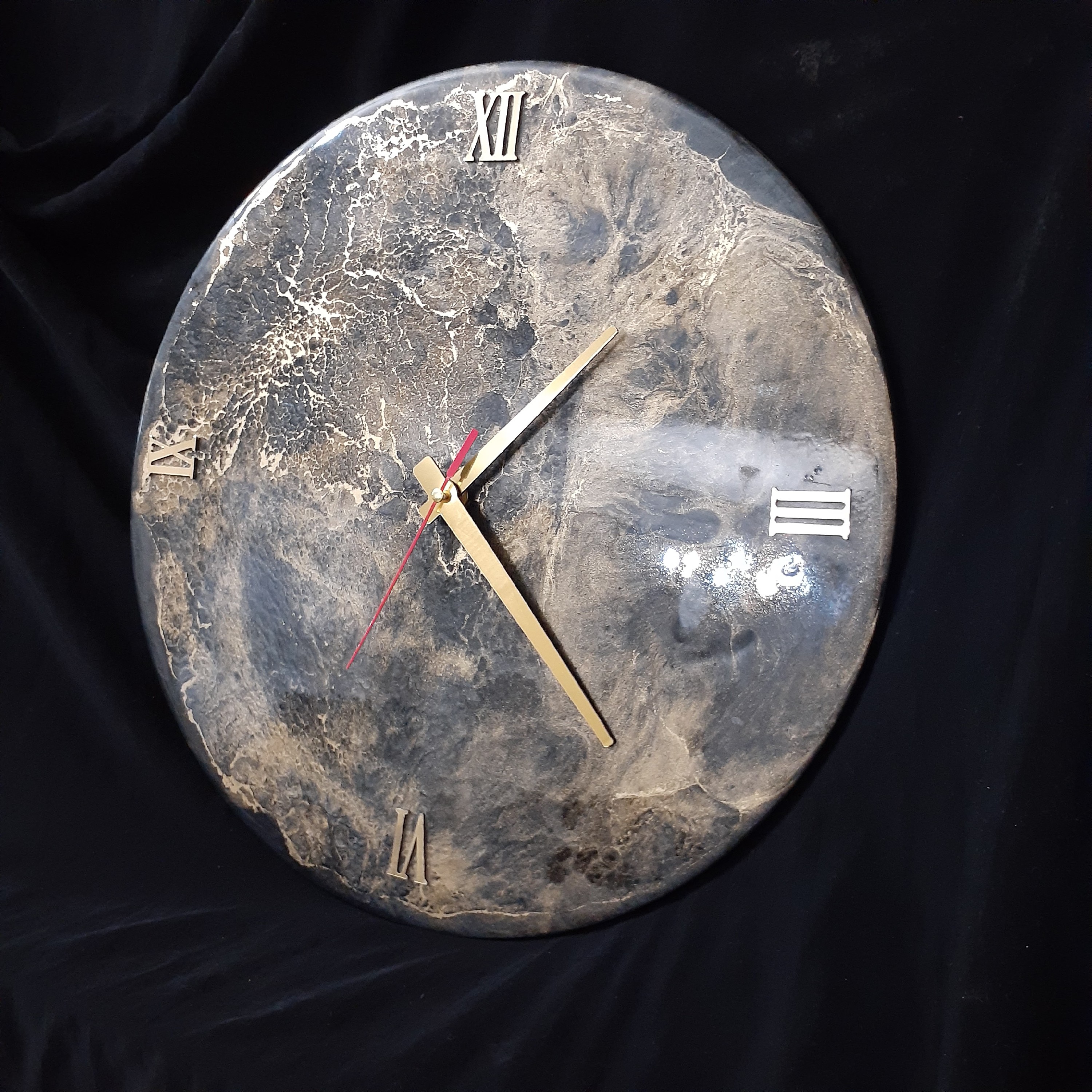 ساعت دیواری رزین  مشکی طلایی  قطر 40 