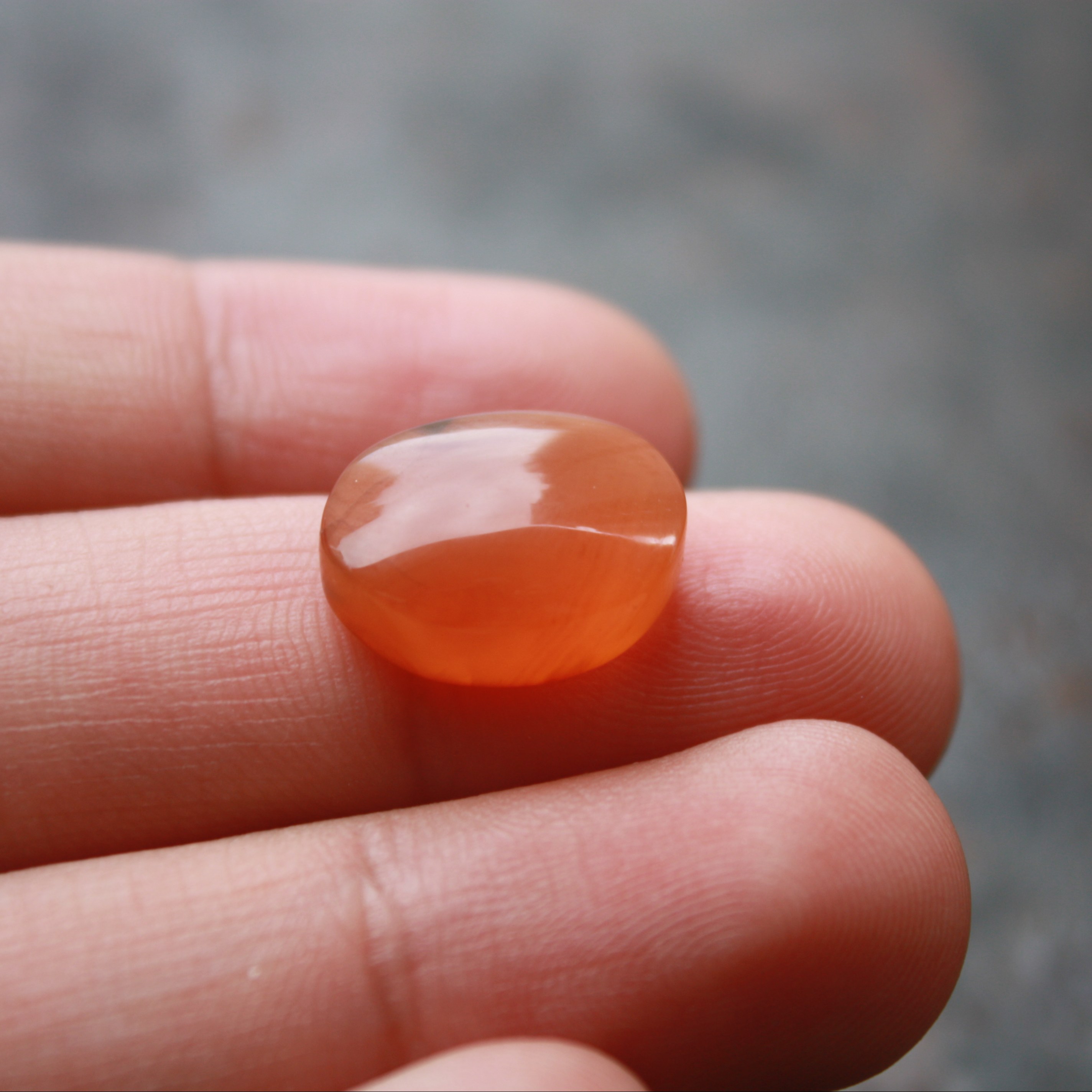 نگین عقیق یمنی طبیعی و اصل و معدنی و آبدار رنگ پرتغالی تا حدودی لانه زنبوری یمانی  کد 16