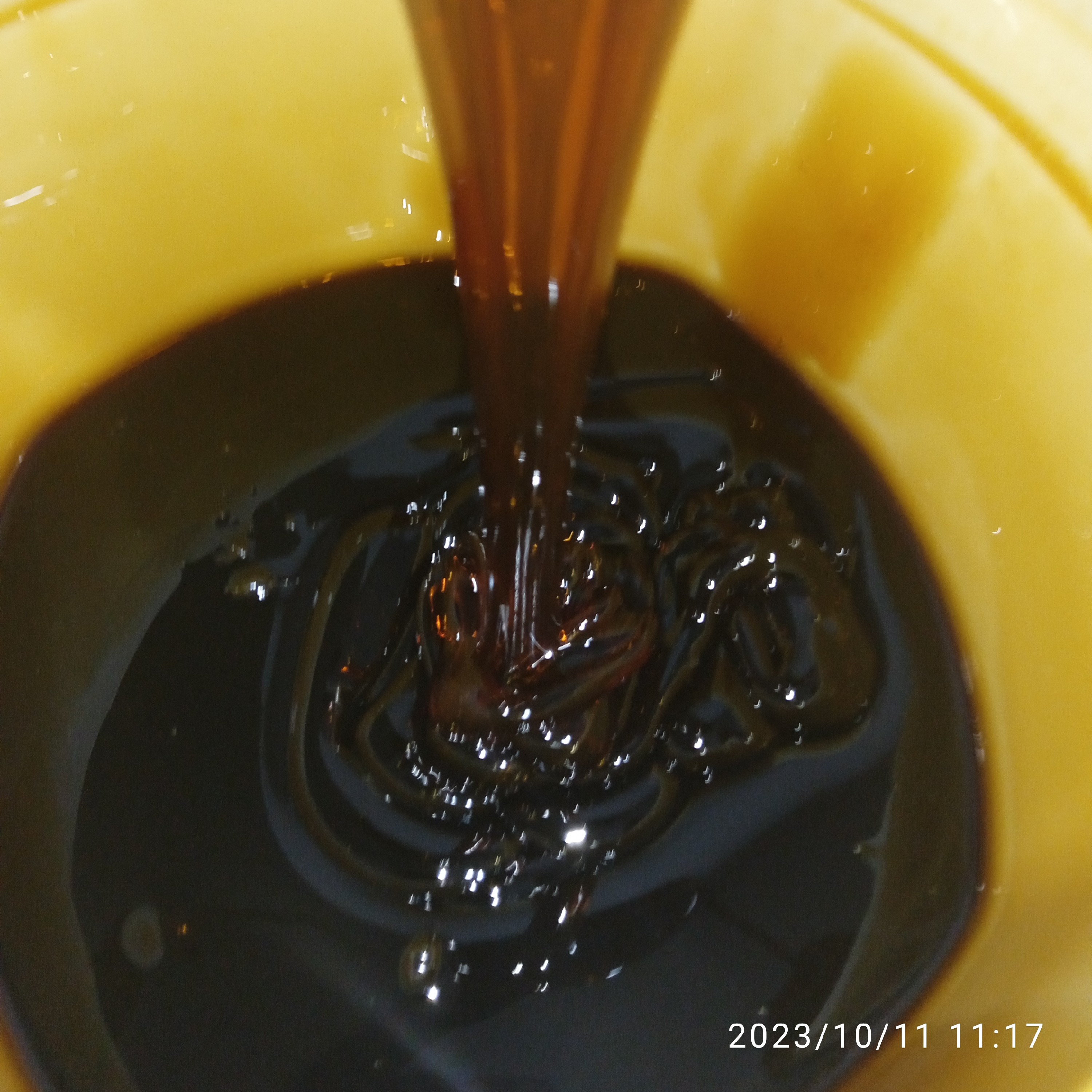 شیره خرما اصل قطره ایی بدون حرارت دهی با ظاهری عسلی 