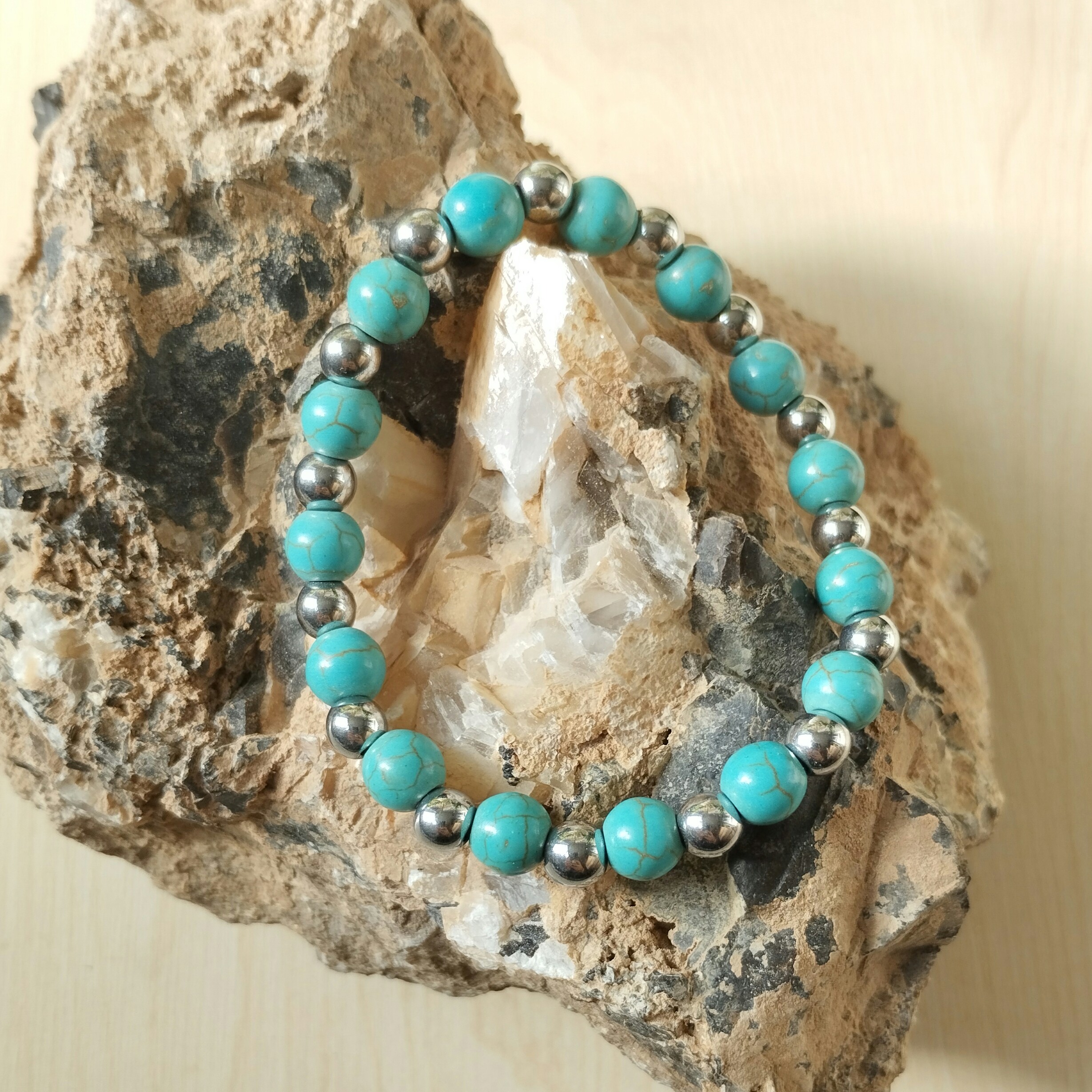 دستبند فیروزه با سنگ فیروزه هندی نمره 8 و سنگ حدید اصل مناسب برای دفع چشم زخم و نیروهای منفی با خواص سنگ حدید و فیروزه