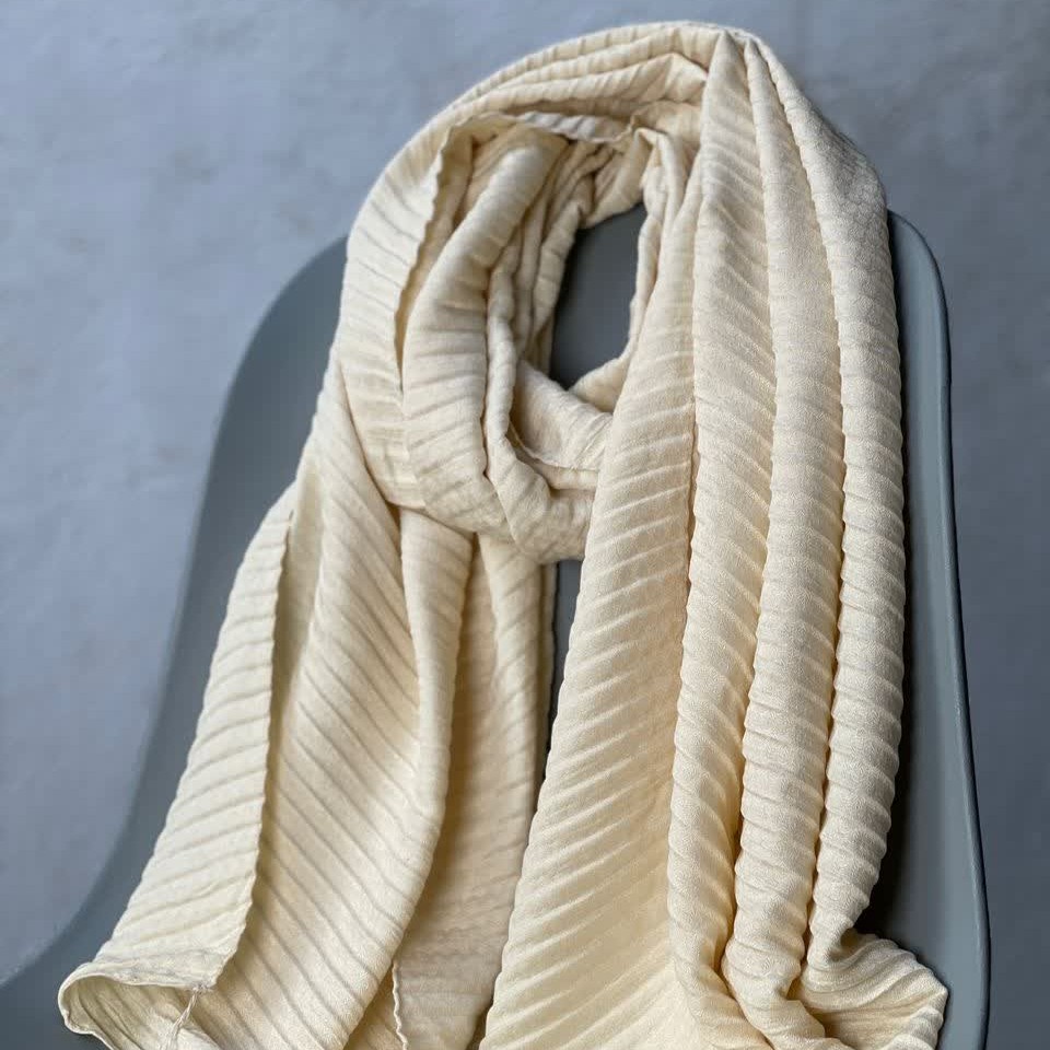 شال پلیسه منگوله دار رنگ کرم ابعاد 70 در 190