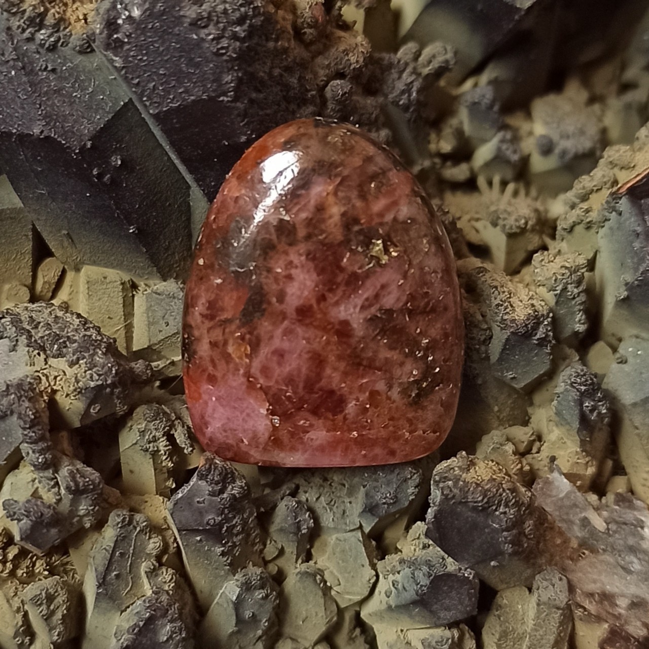 نگین سنگ رودونیت با تراش فانتزی کد 656