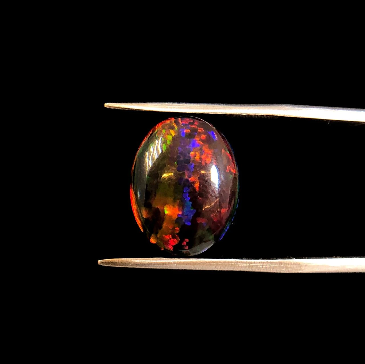 نگین اوپال سیاه با تلالو خاص بیضی شناسه 8193