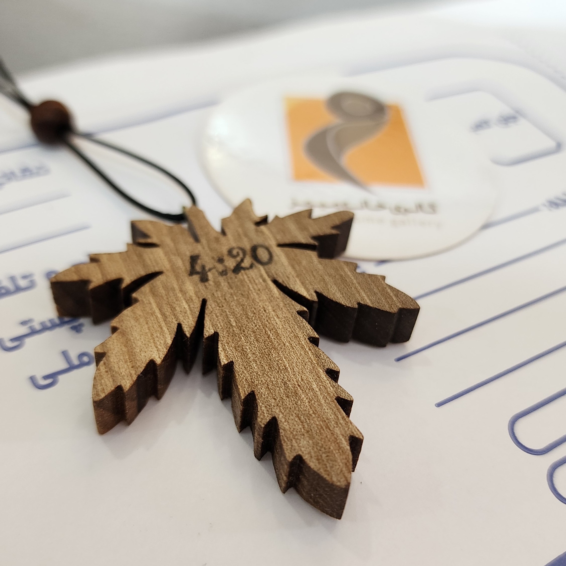 گردنبند چوبی برگ