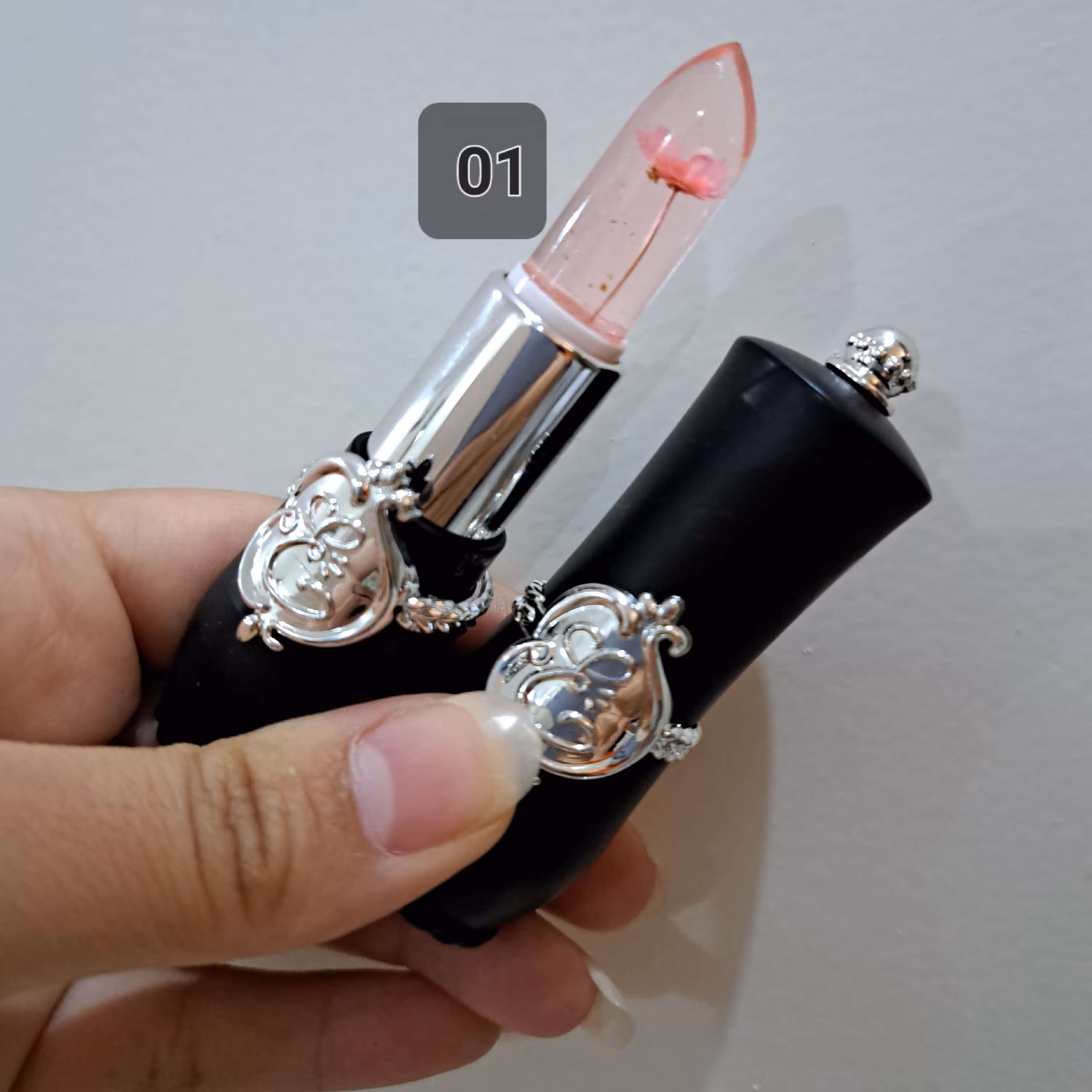 بالم لب سلطنتی و حرارتی که داخلش ازگل های طبیعی تشکیل شده