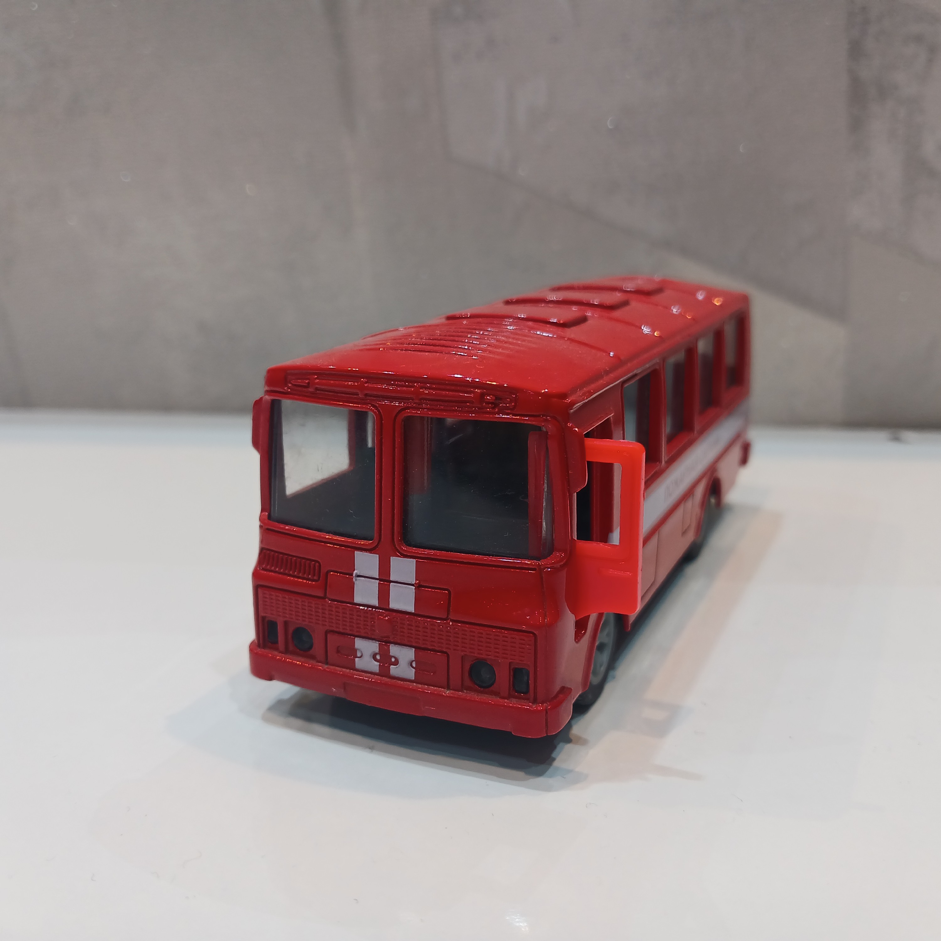 اسباب بازی(ماکت) اتوبوس فلزی انگلیسی رنگ قرمز طول 11 سانتی متر