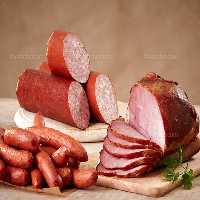 عکس سوسیس روی تخته چوبی | گرافیک با طعم تربچه