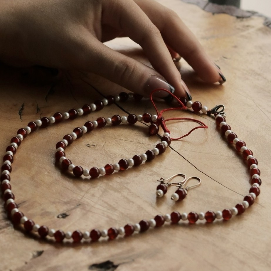 نیم ست عقیق و مروارید ونقره.شامل دستبند.گردنبند و گوشواره عصایی پشت قفل دار