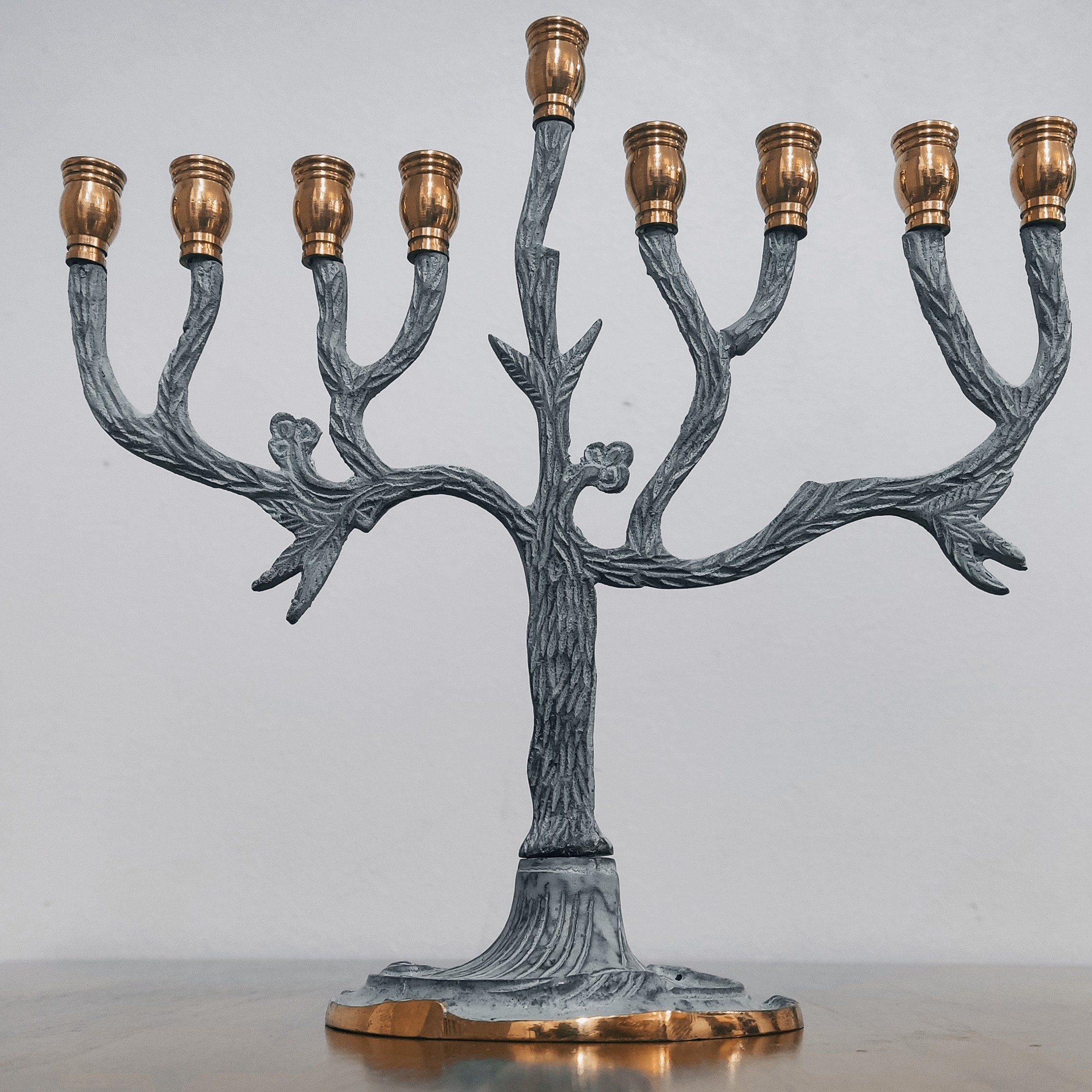 شمعدان برنجی با رنگ لعابی آبی کار هنرمندان هندوستان