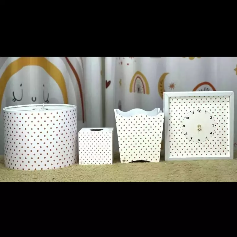 اکسسوری اتاق کودک چاپی شامل لوستر ساعت و سطل زباله و جادستمال ام دی اف دارای روکش ضد اب و طلق نسوز هیواد گالری
